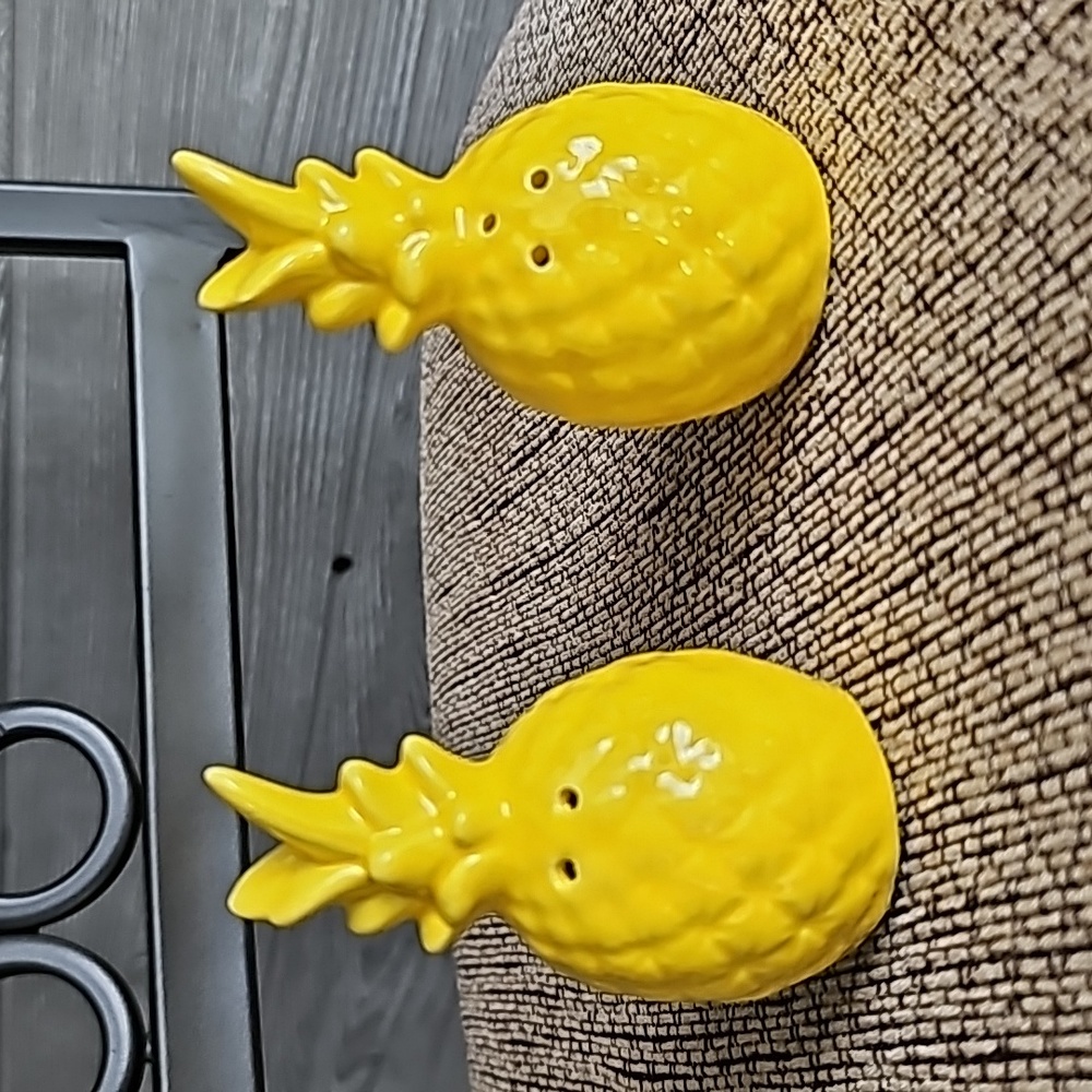 Pineapple salt and pepper shakers